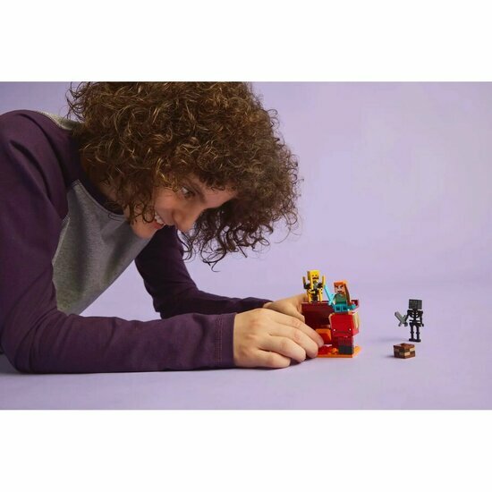 LEGO 21266 The Nether Lava Battle