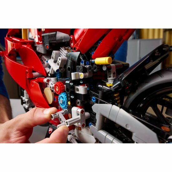 LEGO Technic 42202 Ducati Panigale V4 S Motor