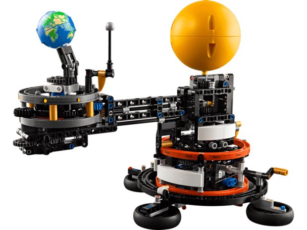 LEGO 42179 Planet Earth and Moon in Orbit